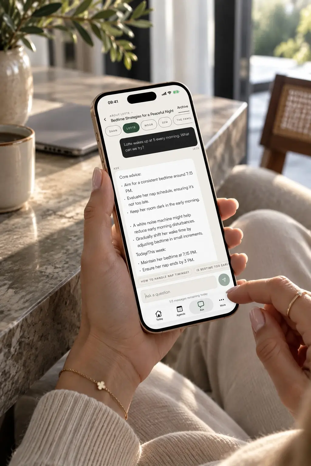 De FamEasy-ouderschapscoach op een telefoon, met een vraag over vroeg wakker worden en een persoonlijk antwoord.