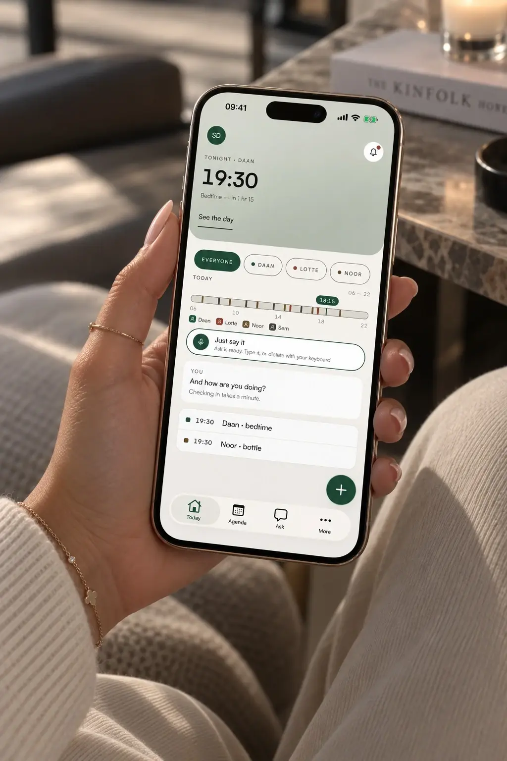 FamEasy op een telefoon: het dagoverzicht met gezinsagenda en herinneringen.